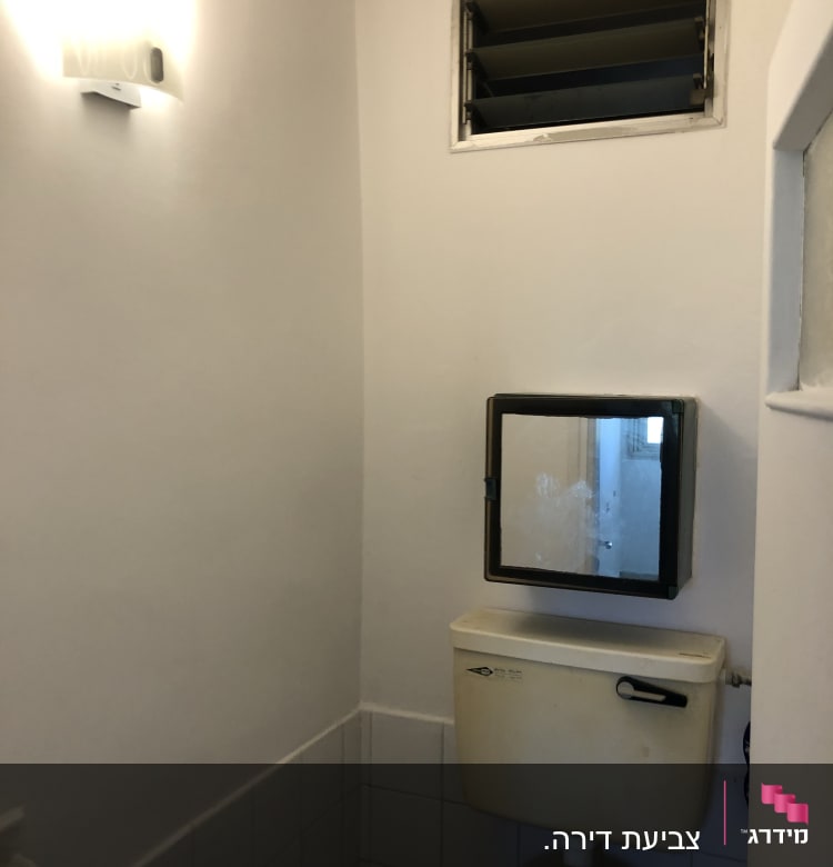 קיר צבוע בלבן עם תאורה עליונה